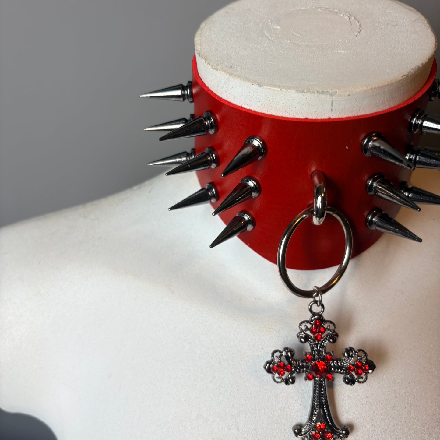 Chocker largo con borchie croce e cerchio
