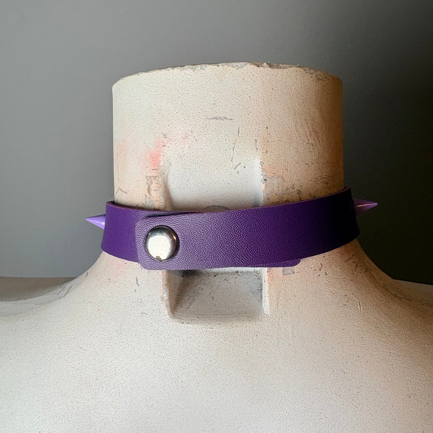 Chocker viola con ciondolo di teschi