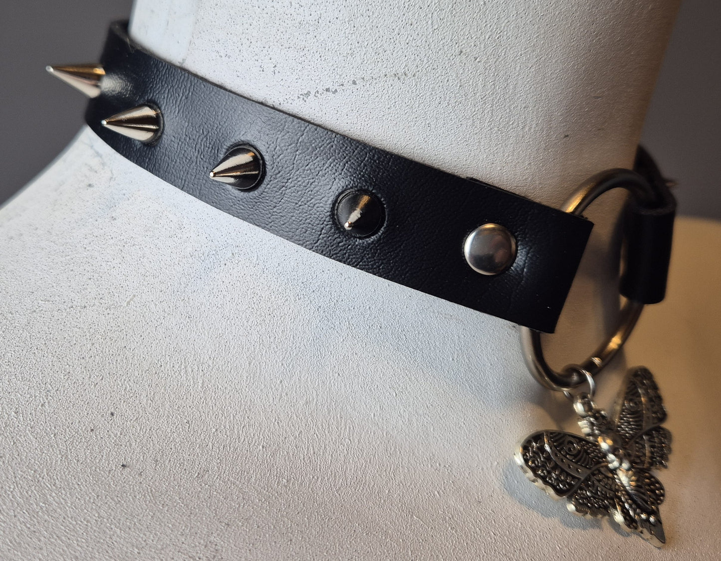 Chocker in ecopelle con anello in metallo, ciondolo Falena e Borchie Piccole