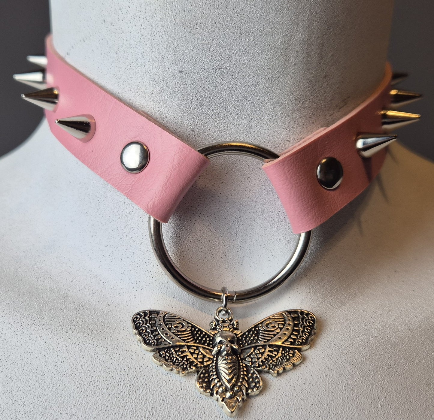 Chocker in ecopelle con anello in metallo, ciondolo Falena e Borchie Piccole