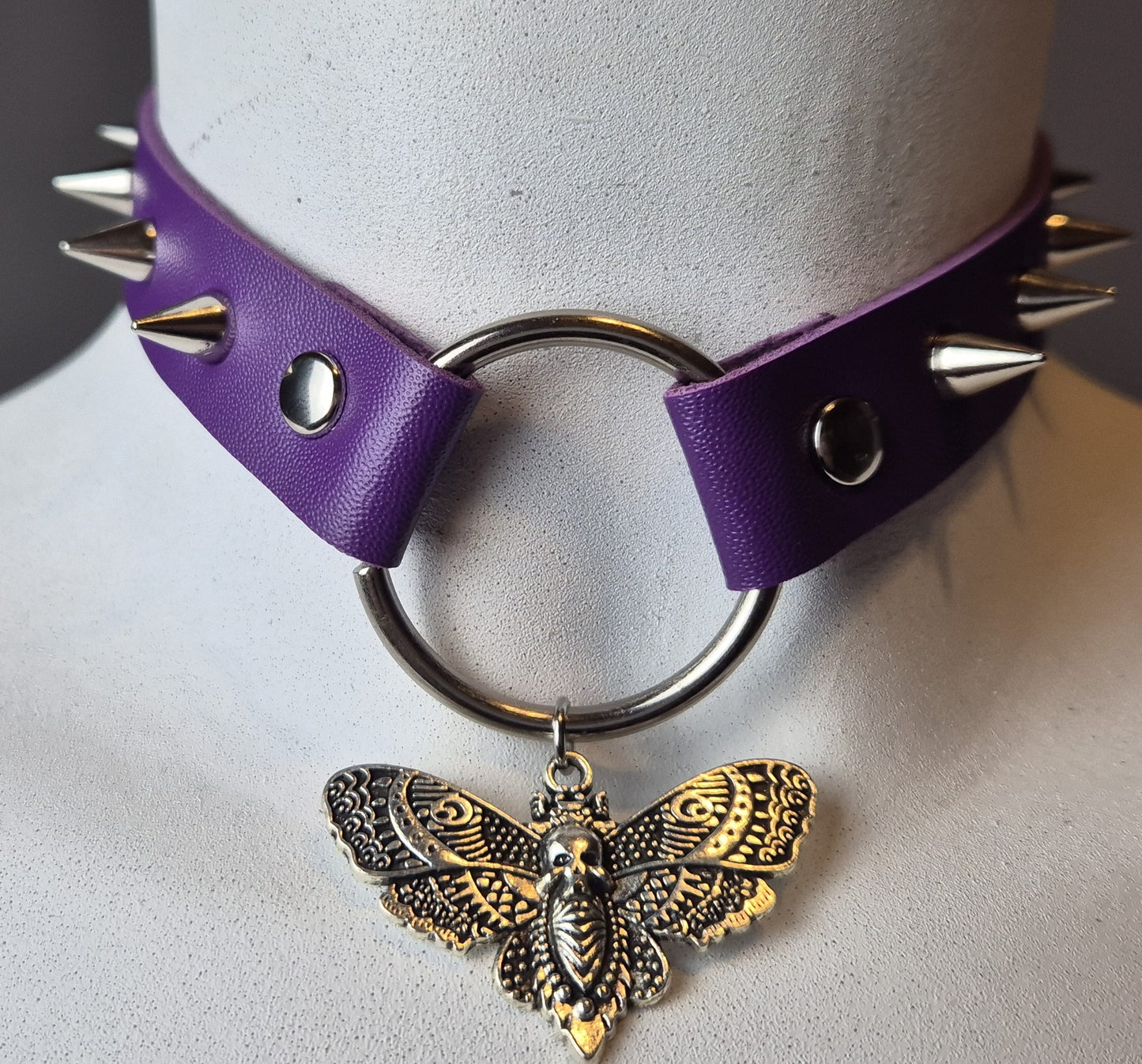 Chocker in ecopelle con anello in metallo, ciondolo Falena e Borchie Piccole