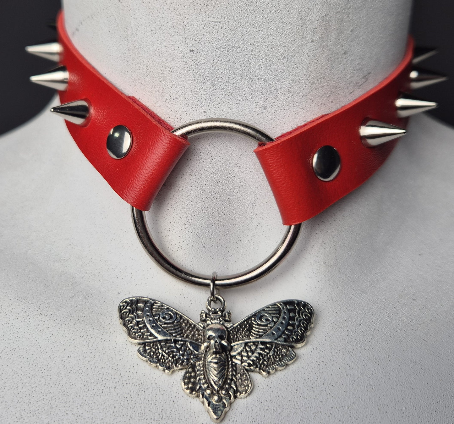 Chocker in ecopelle con anello in metallo, ciondolo Falena e Borchie Piccole