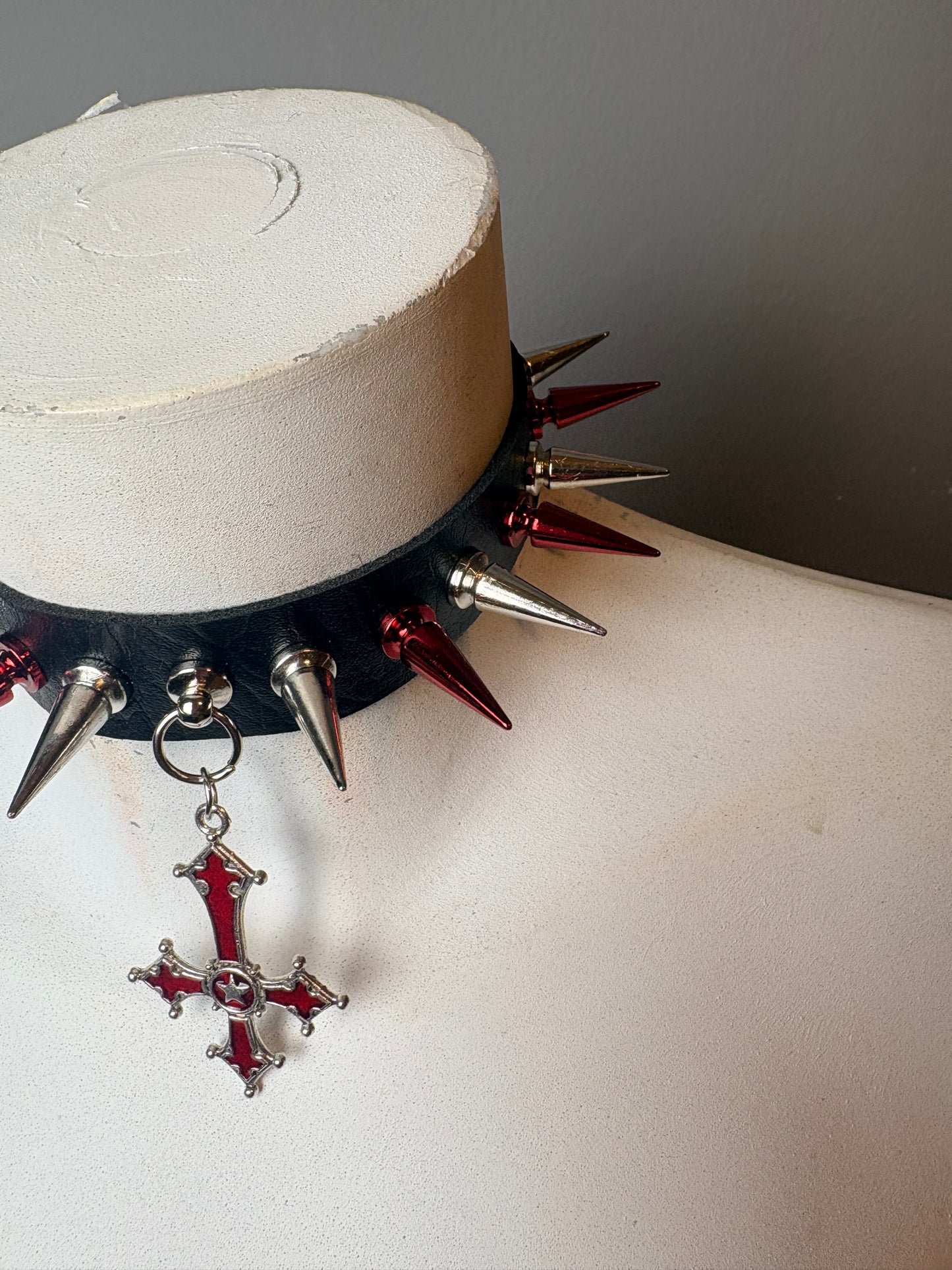 Chocker con borchie rosse e argento