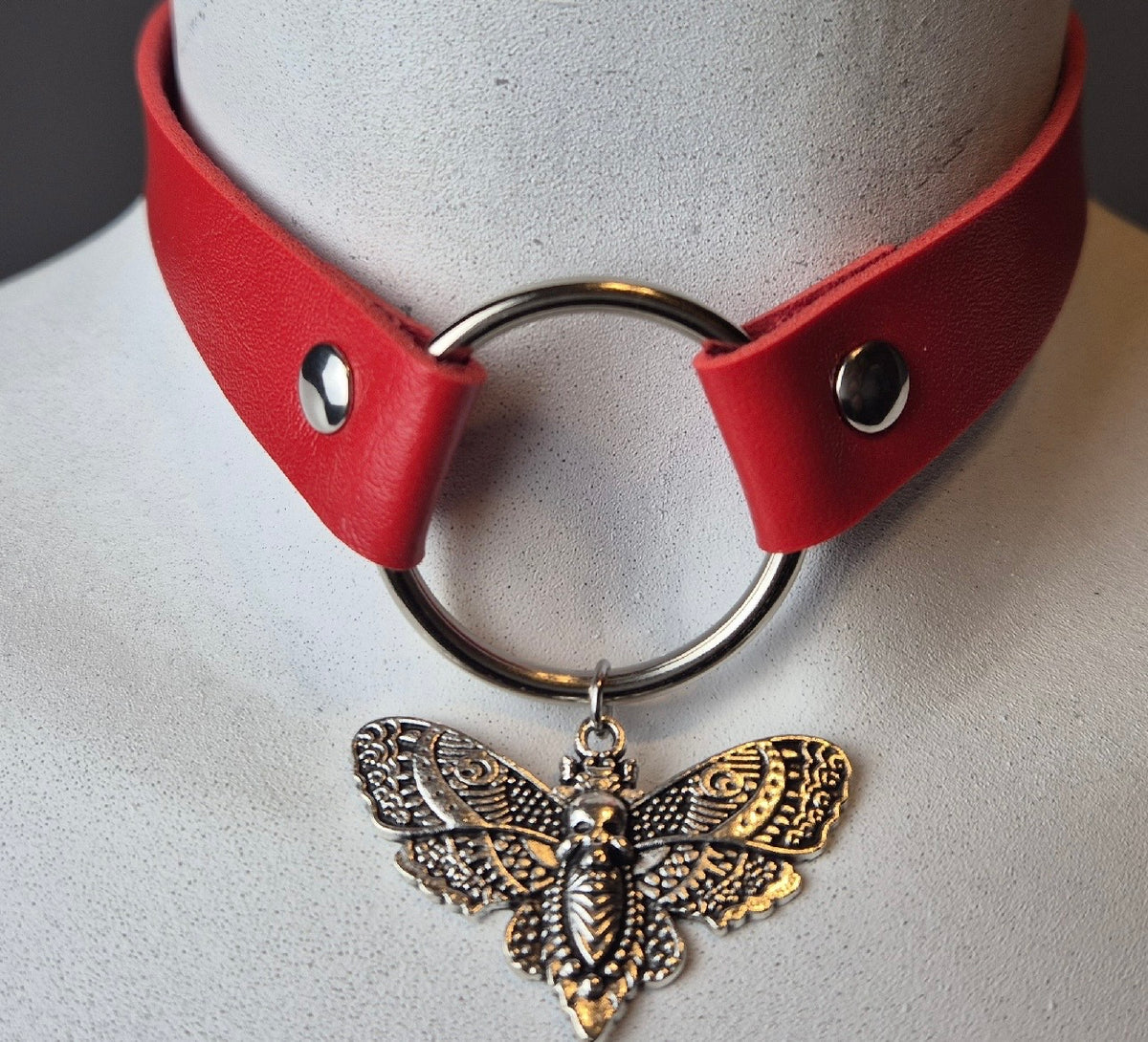 Choker con falena e cerchio