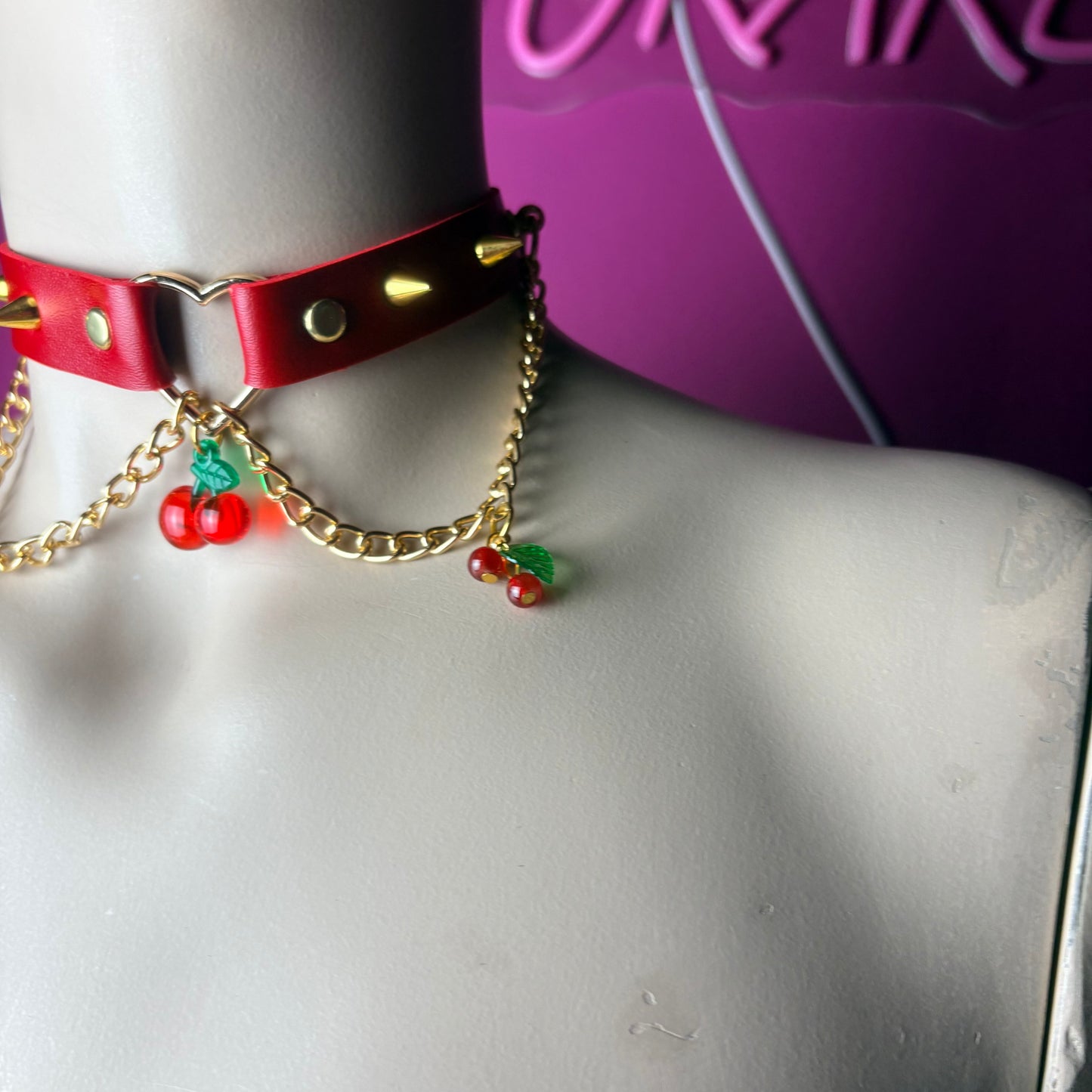 Chocker rosso con ciliegie