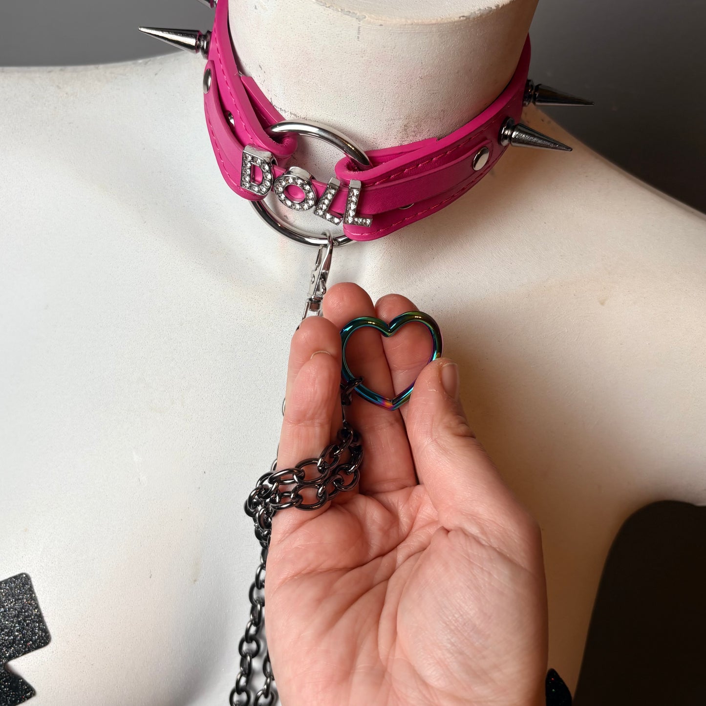 Chocker fucsia con scritta “doll”