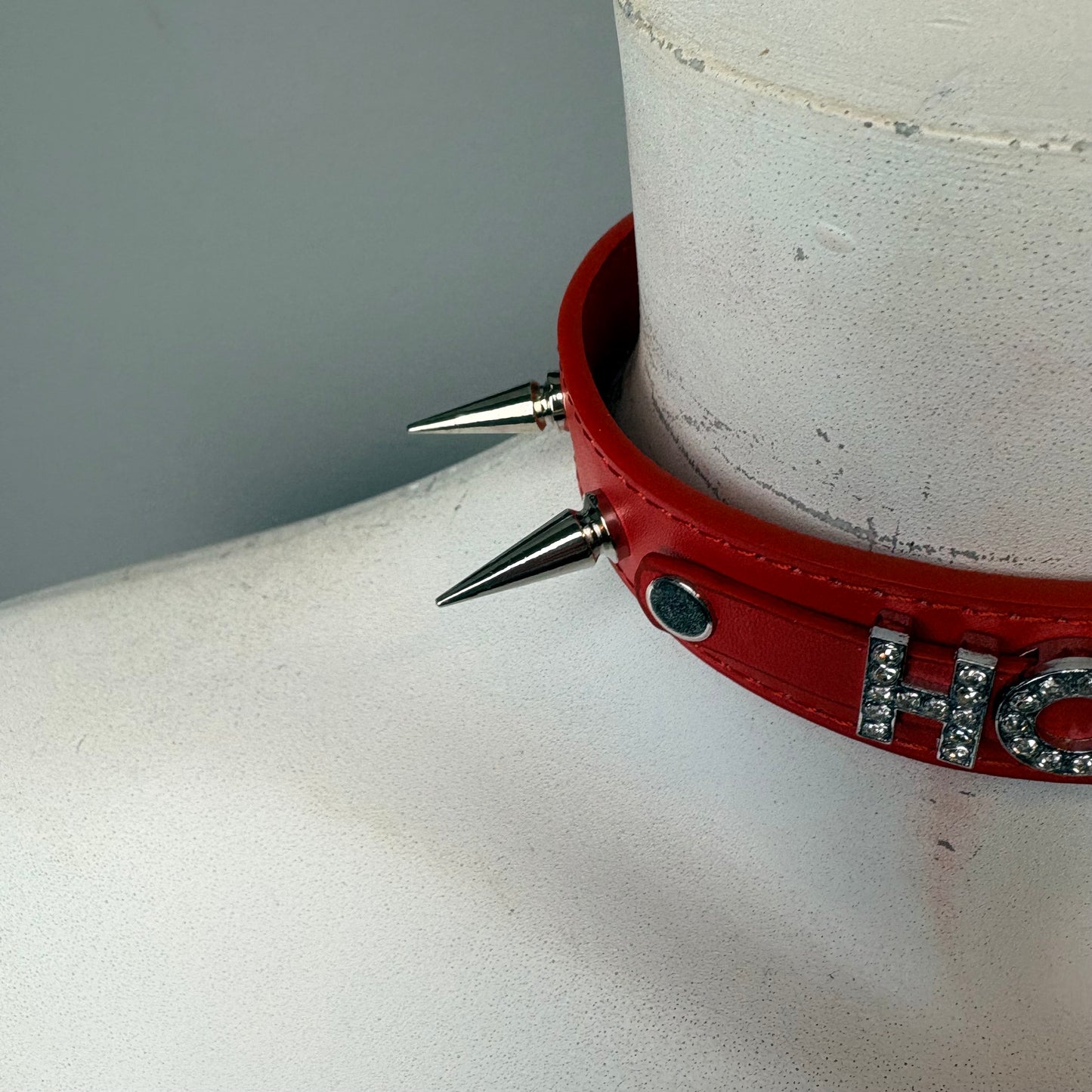 Chocker rosso con scritta “Horny”