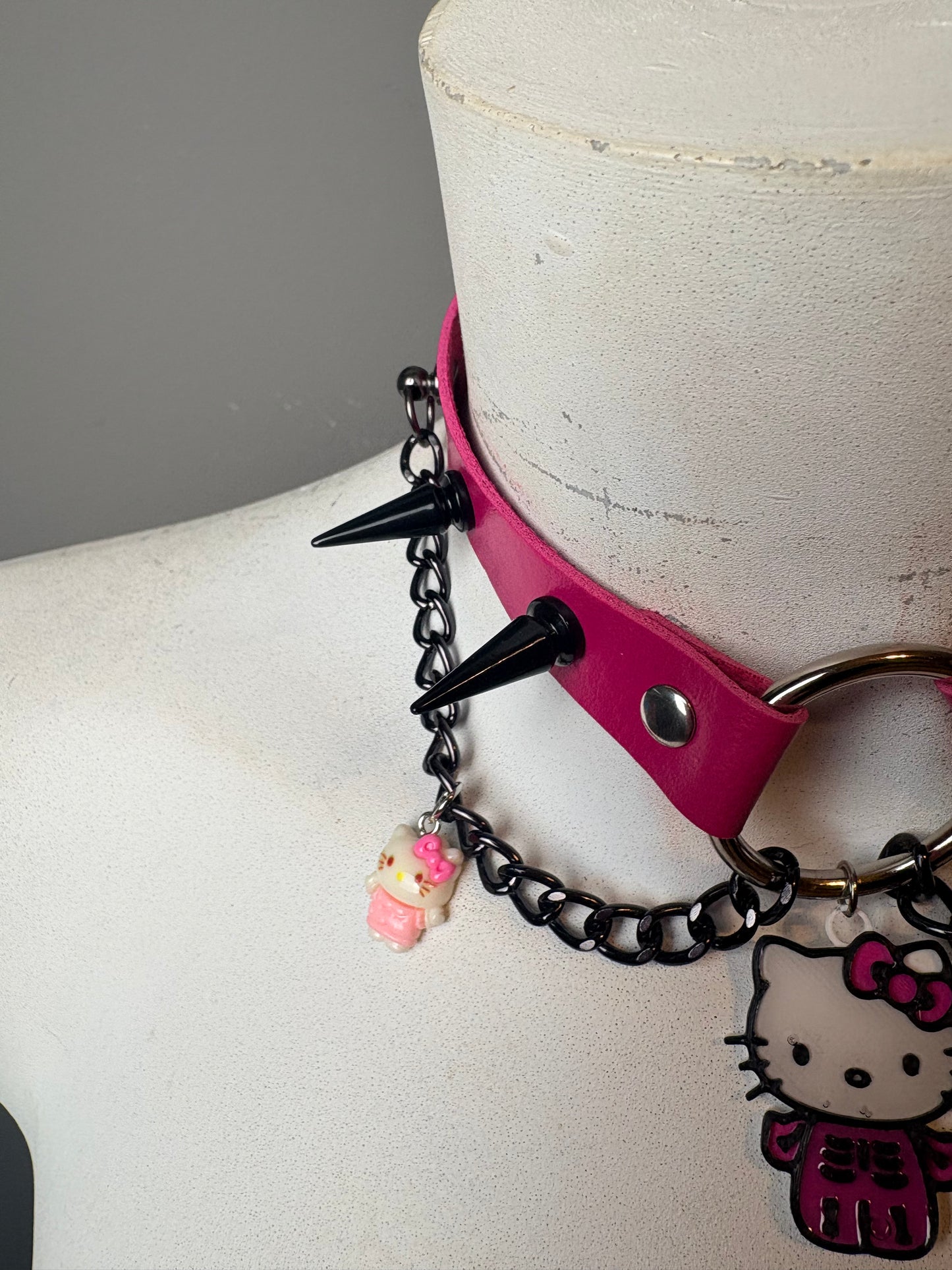 Chocker con hello kitty e catene