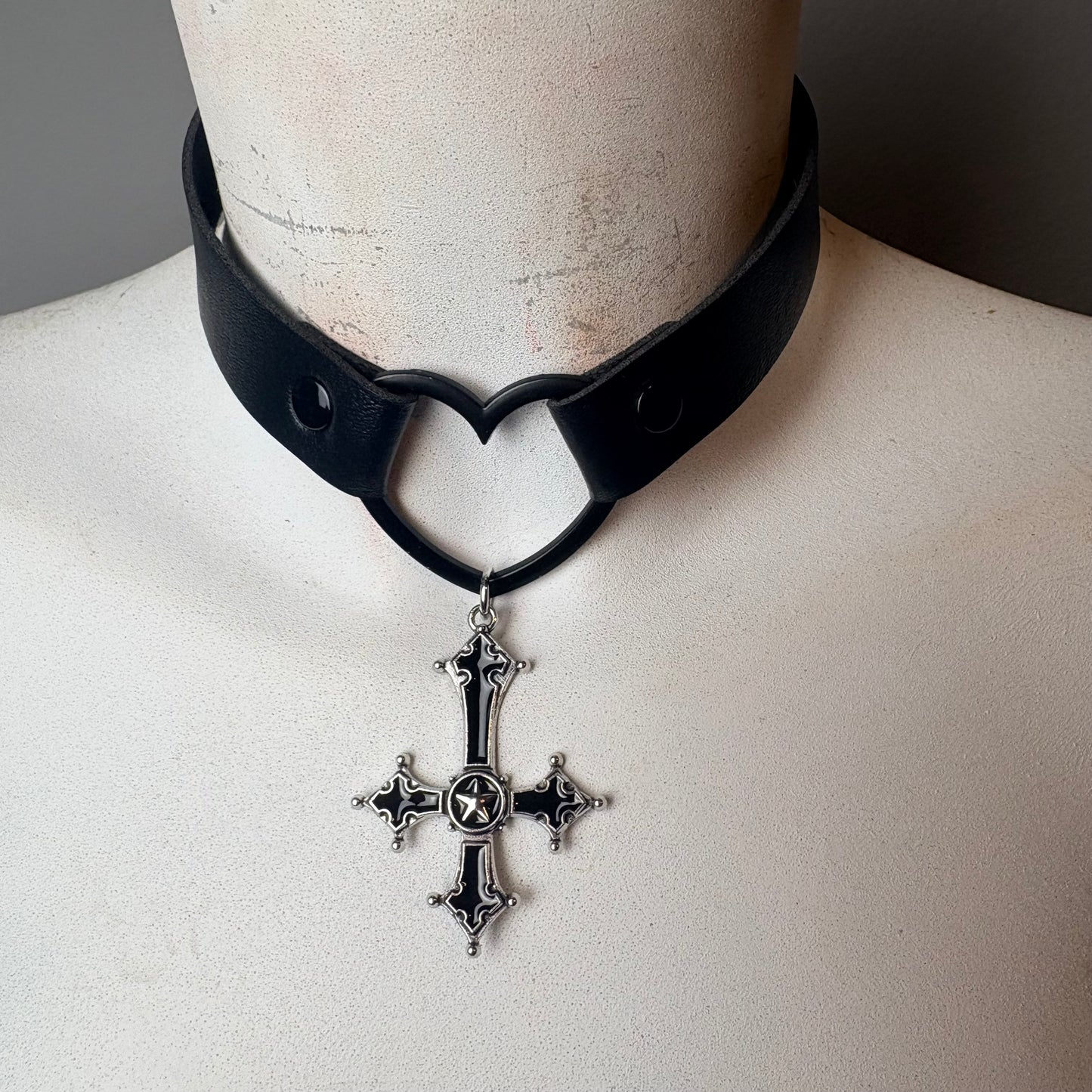 Chocker total black con croci