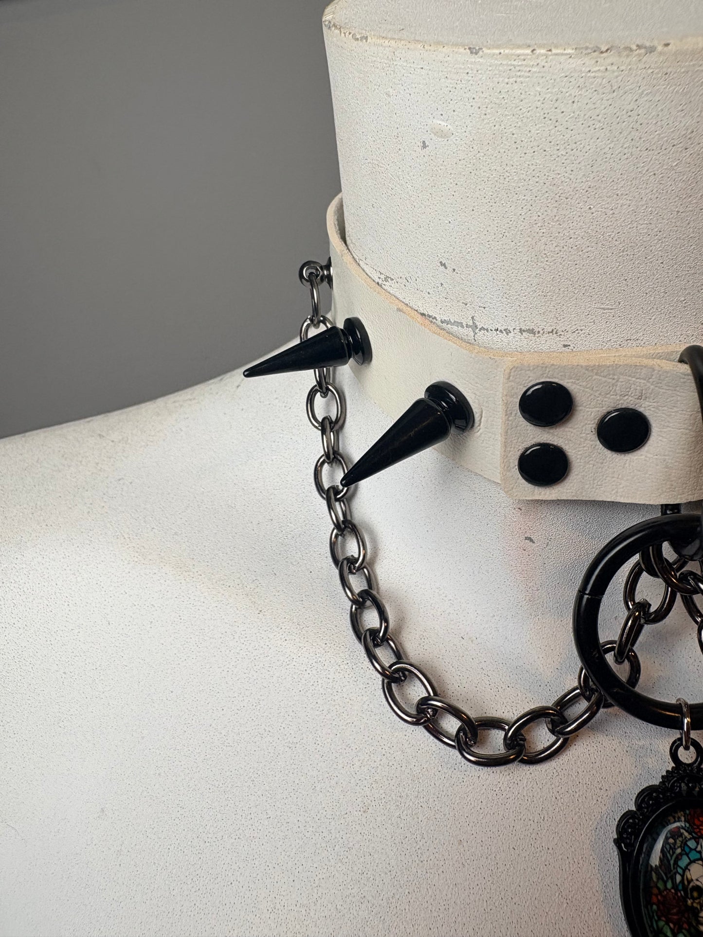 Chocker bianco con catene e pietra