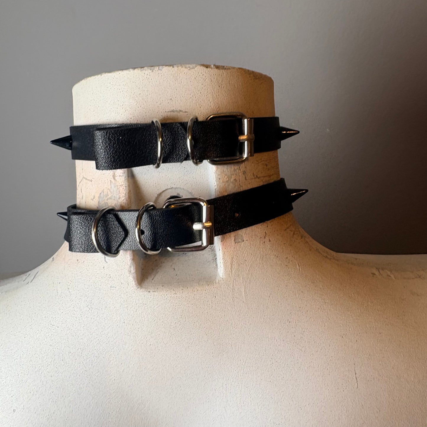 Chocker doppio giro con borchie nere