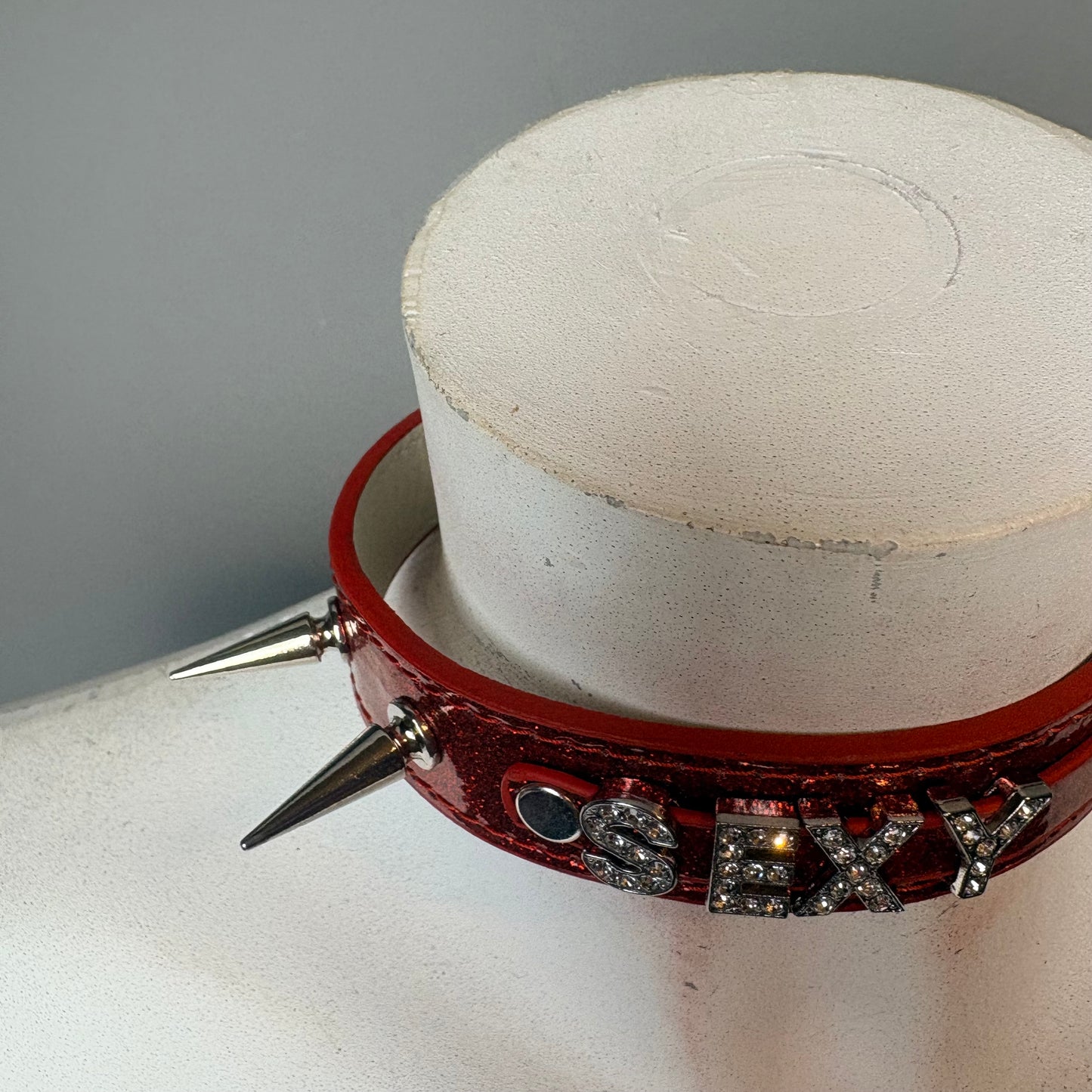 Chocker con scritta “sexy”