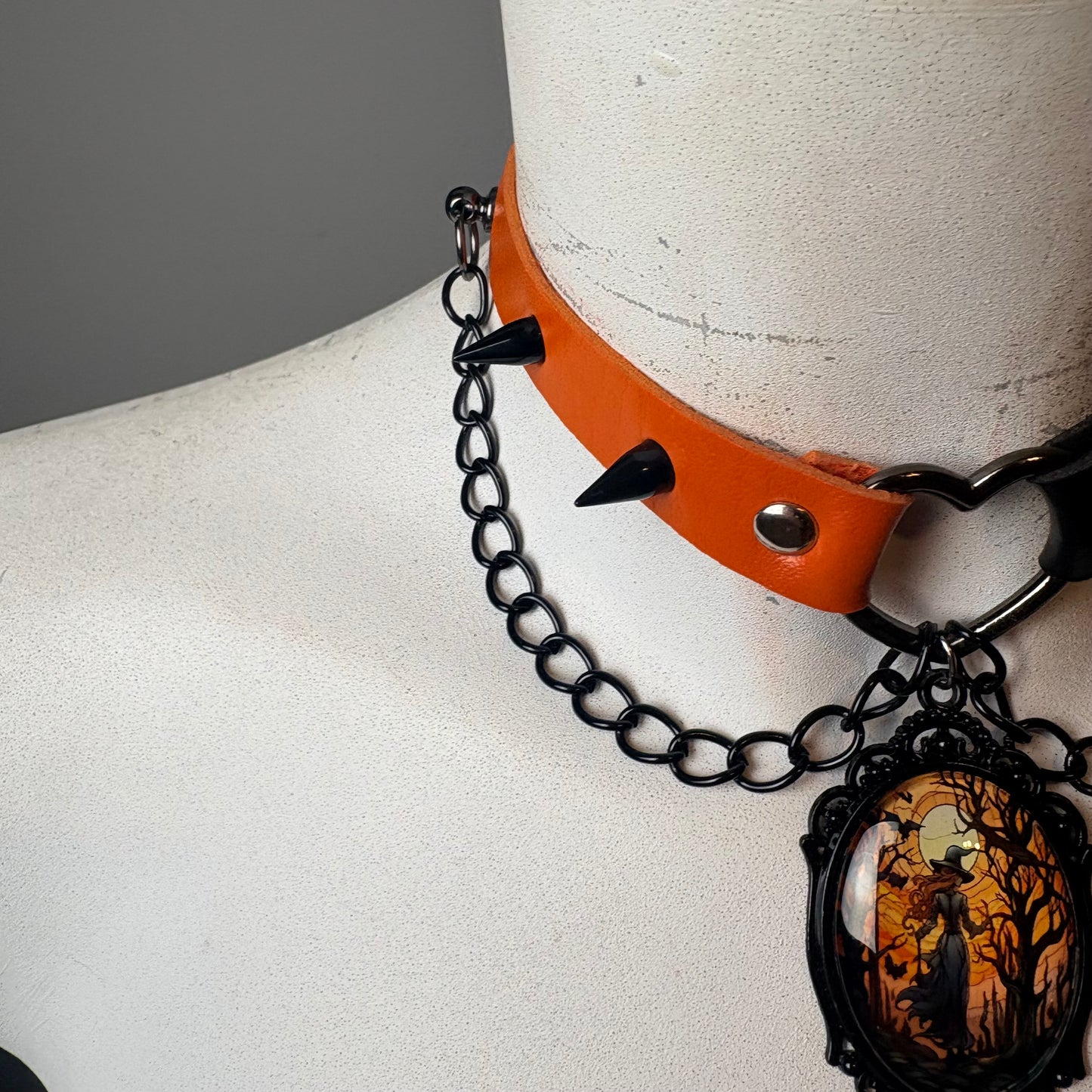 Chocker metà arancione metà nero