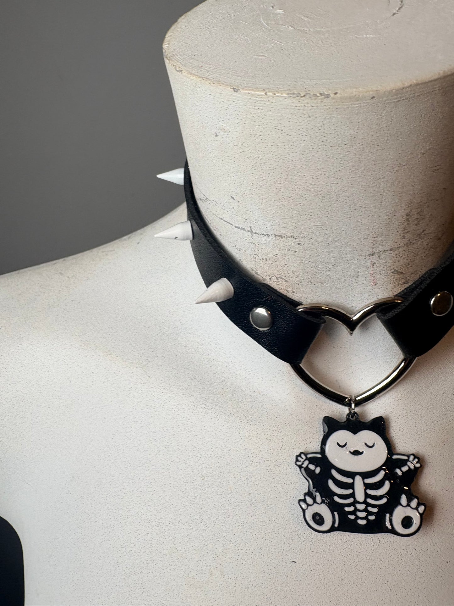 Chocker nero con borchie bianche e ciondolo di Pokemon