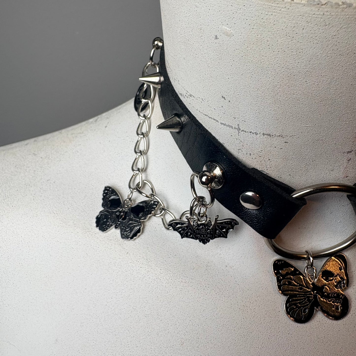 Chocker nero con ciondolo witchy