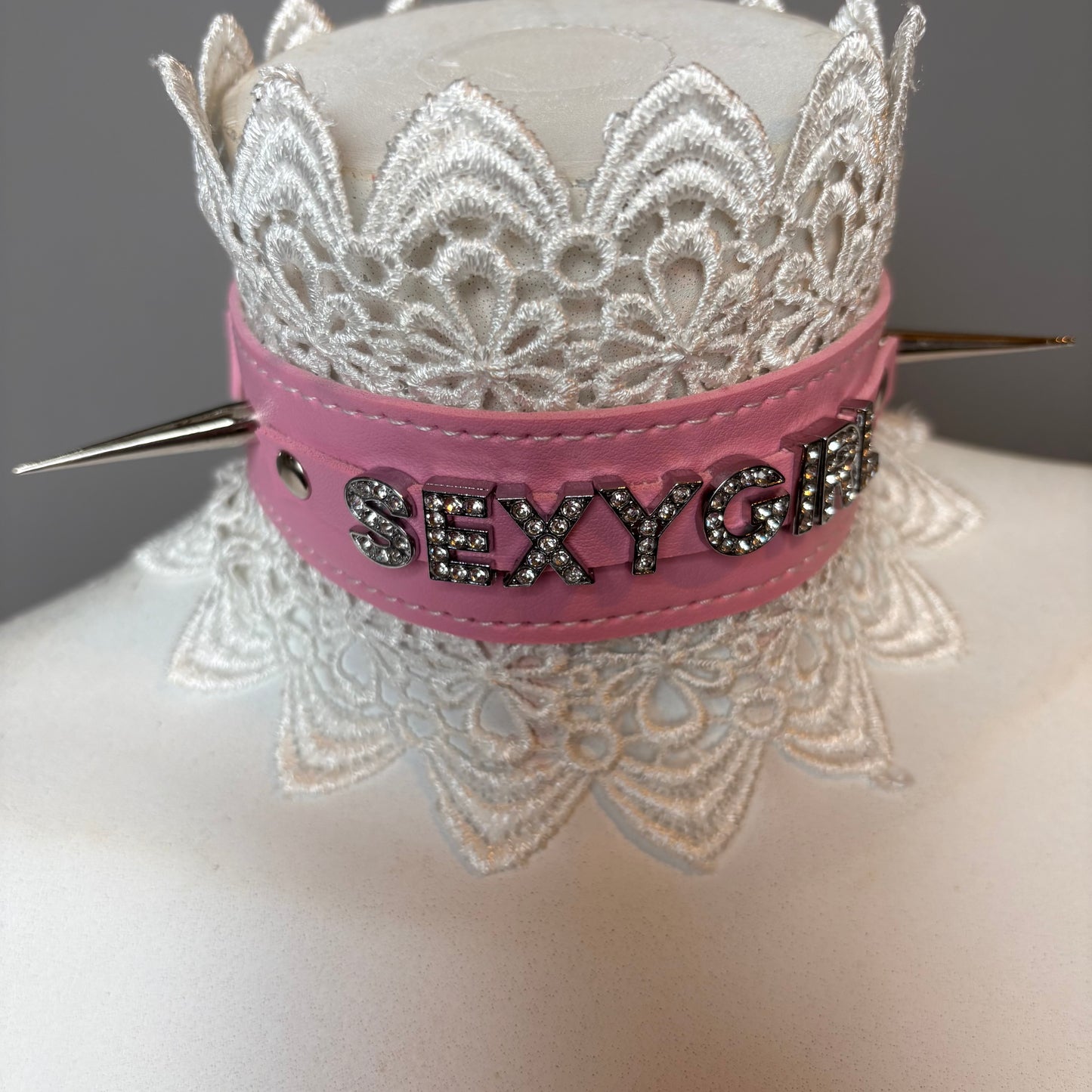 Chocker rosa con scritta e pizzo