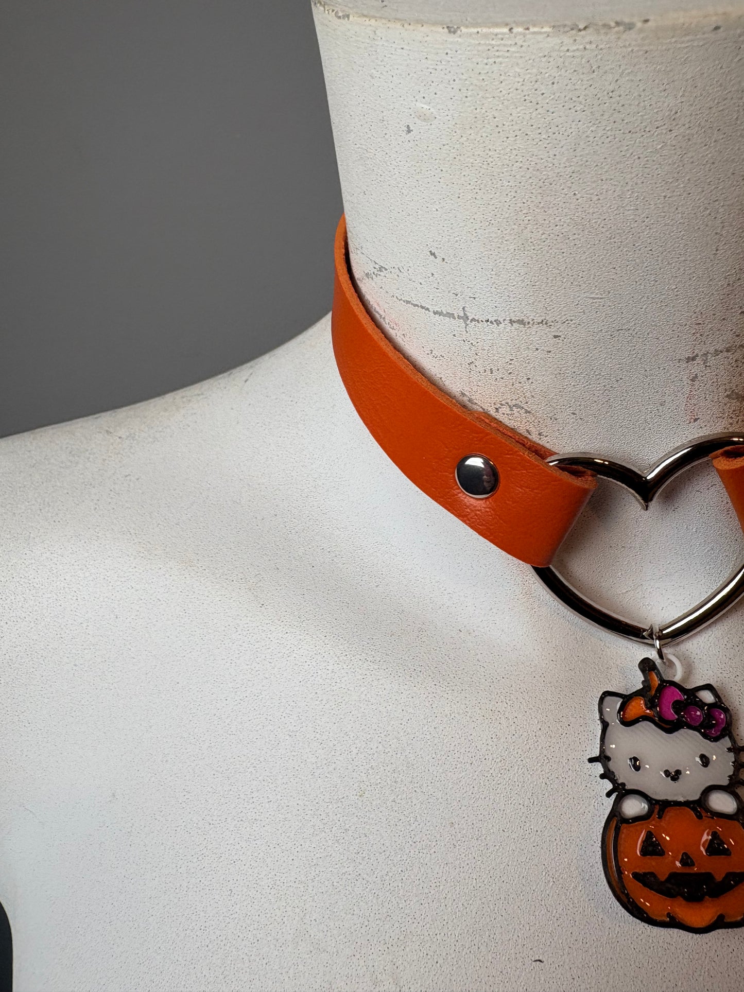 Chocker arancione con ciondolo di hello kitty