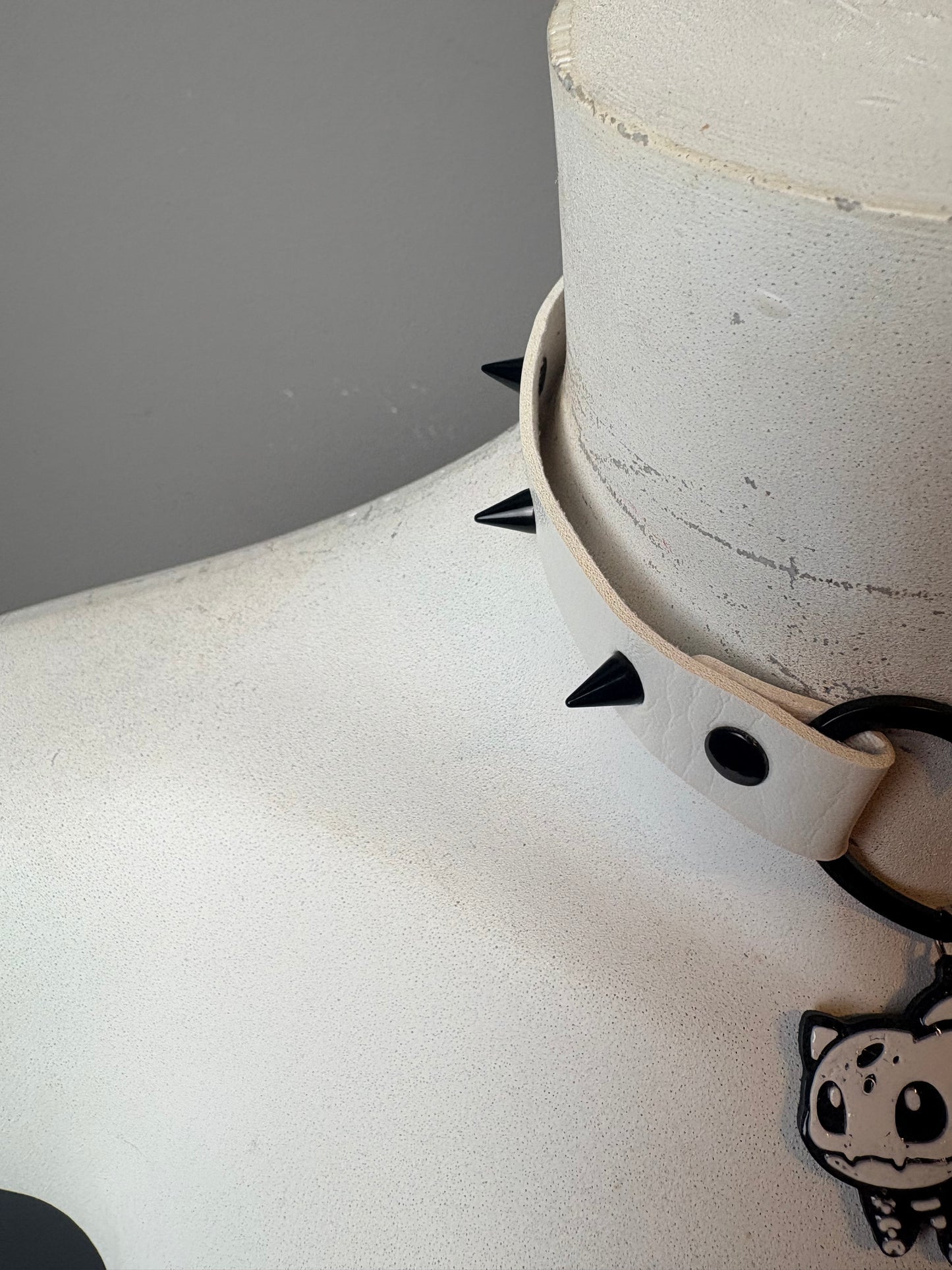 Chocker bianco e ciondolo pokemon