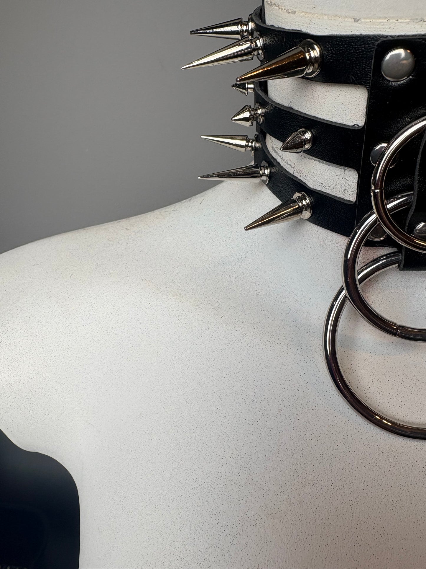 Chocker nero triplo giro con cerchi