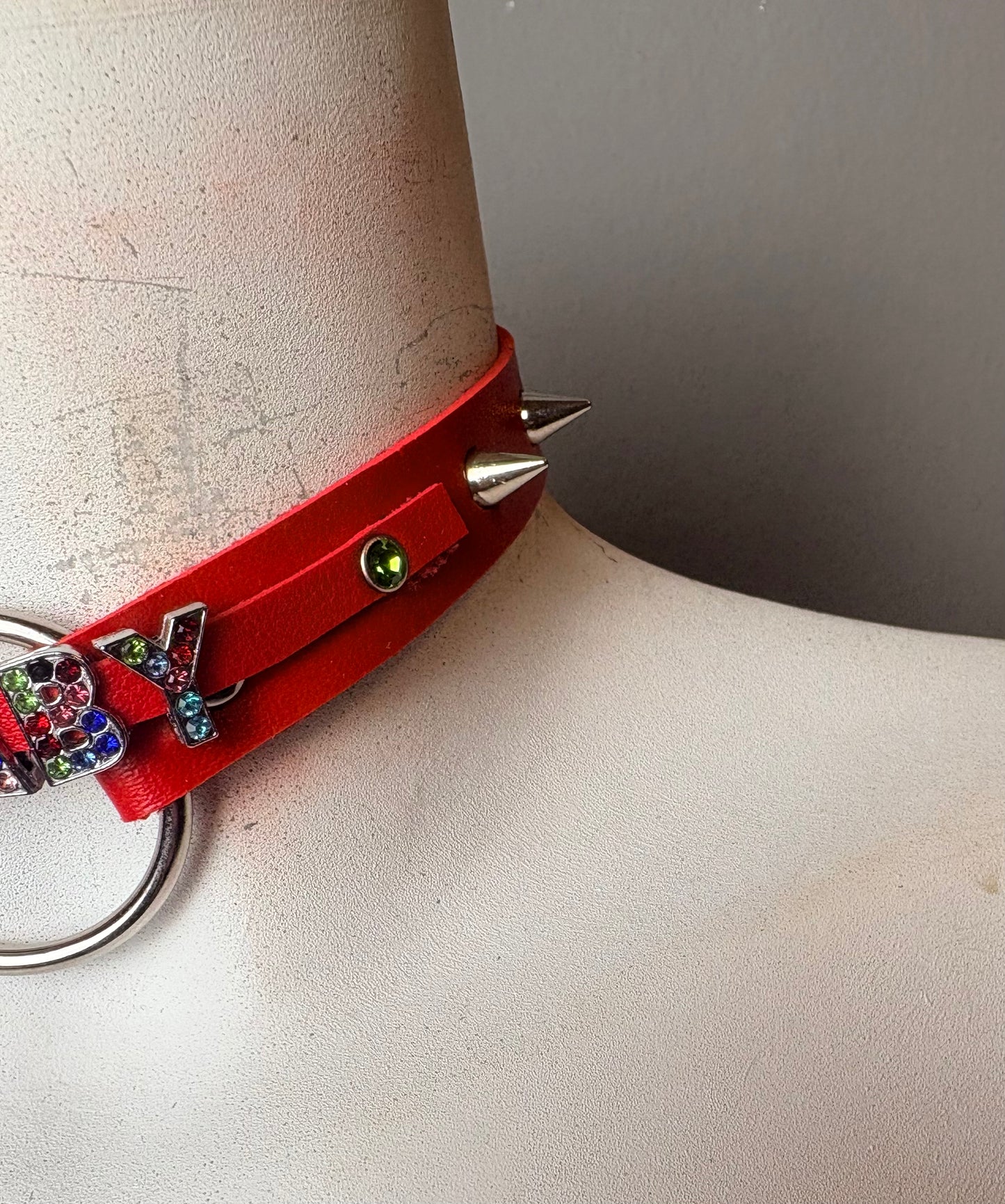Chocker rosso con scritta “baby”