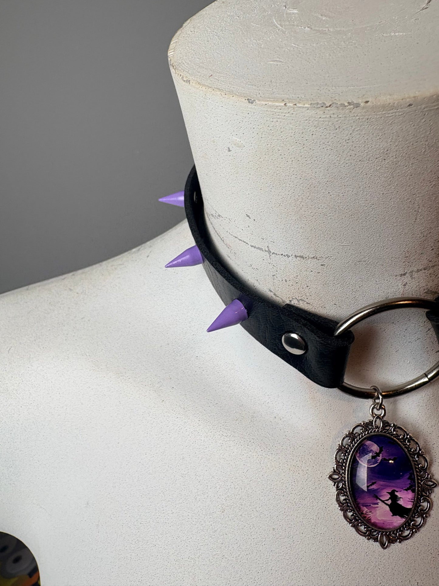 Chocker nero con ciondolo