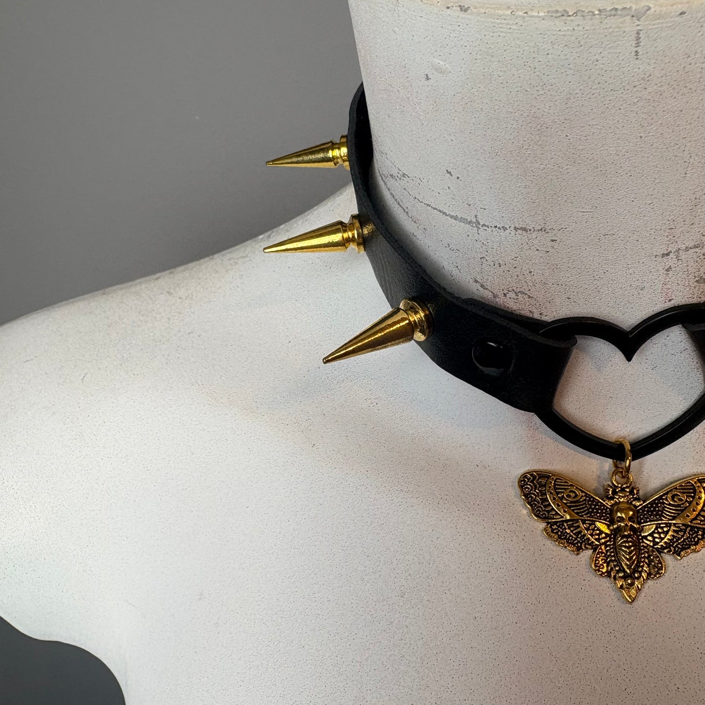 Chocker total black con falena oro