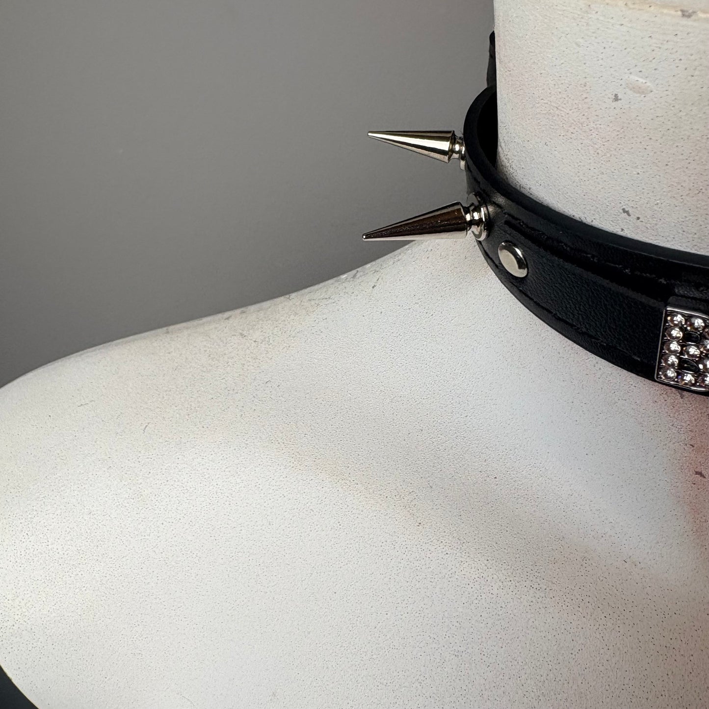 Chocker nero con scritta “bitch”