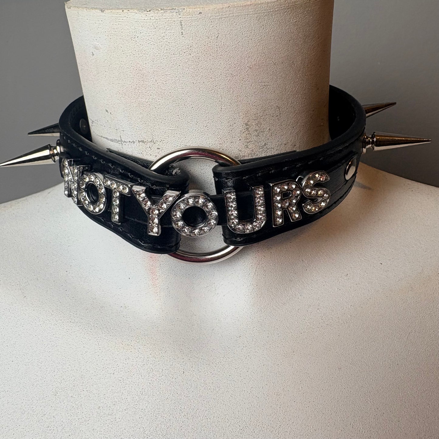 Chocker con scritta “not yours” + guinzaglio con cuore nero