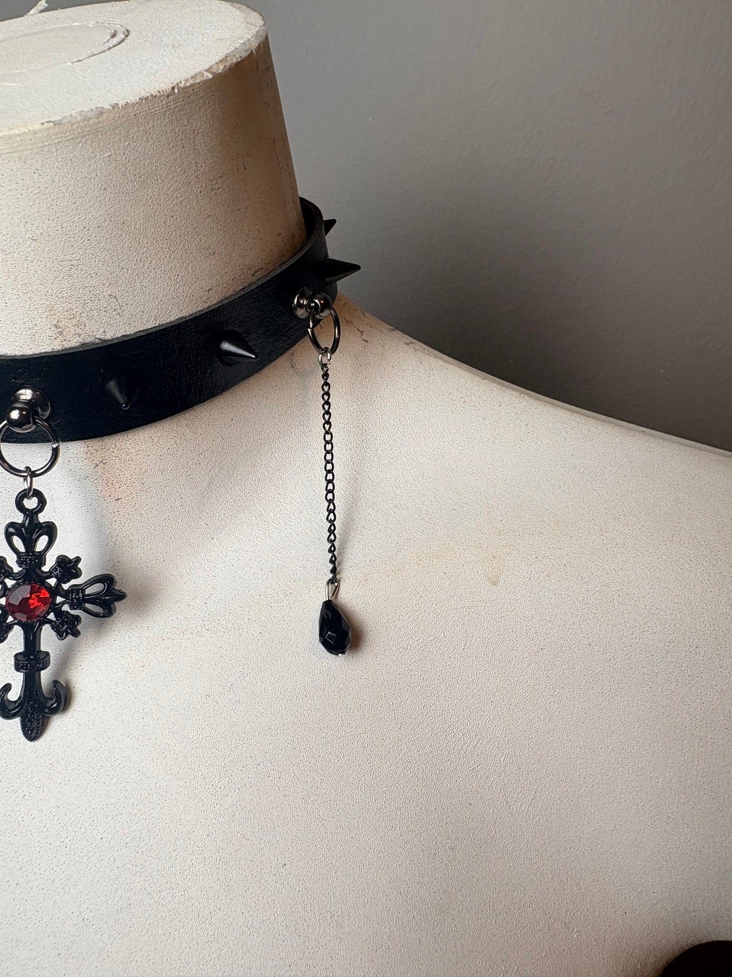 Chocker nero con croce e catenine