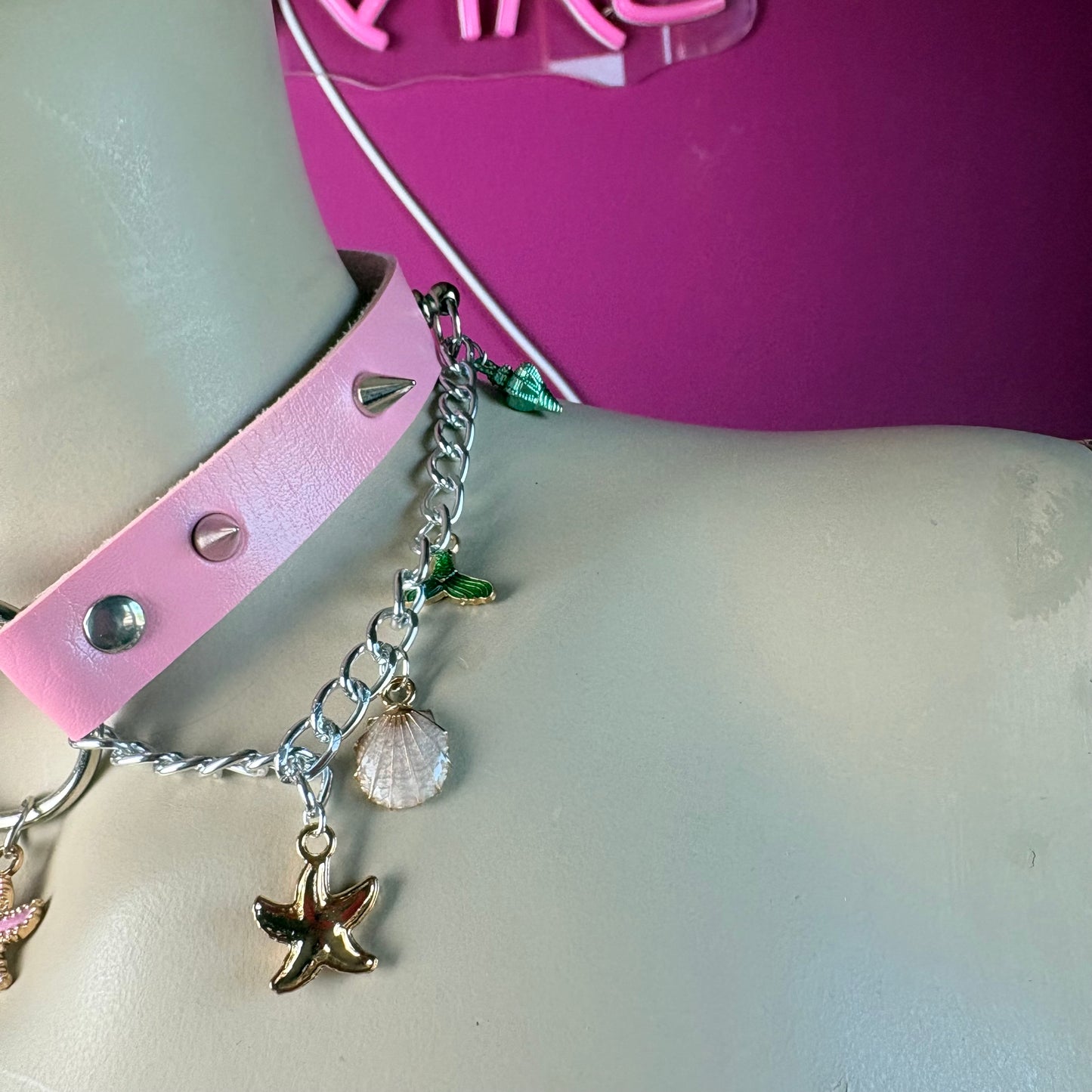 Chocker rosa con ciondoli pendenti