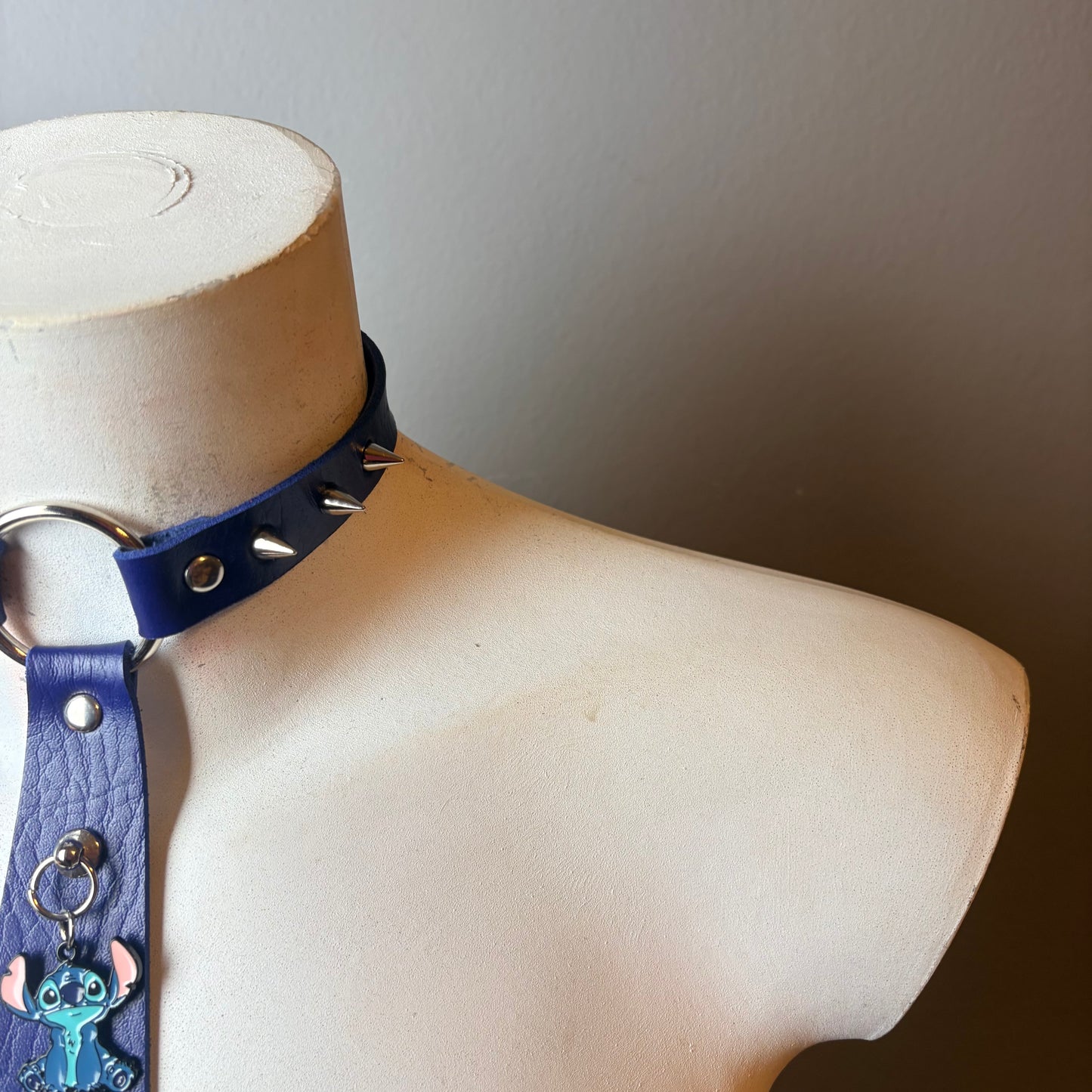 Chocker a forma di cravatta blu