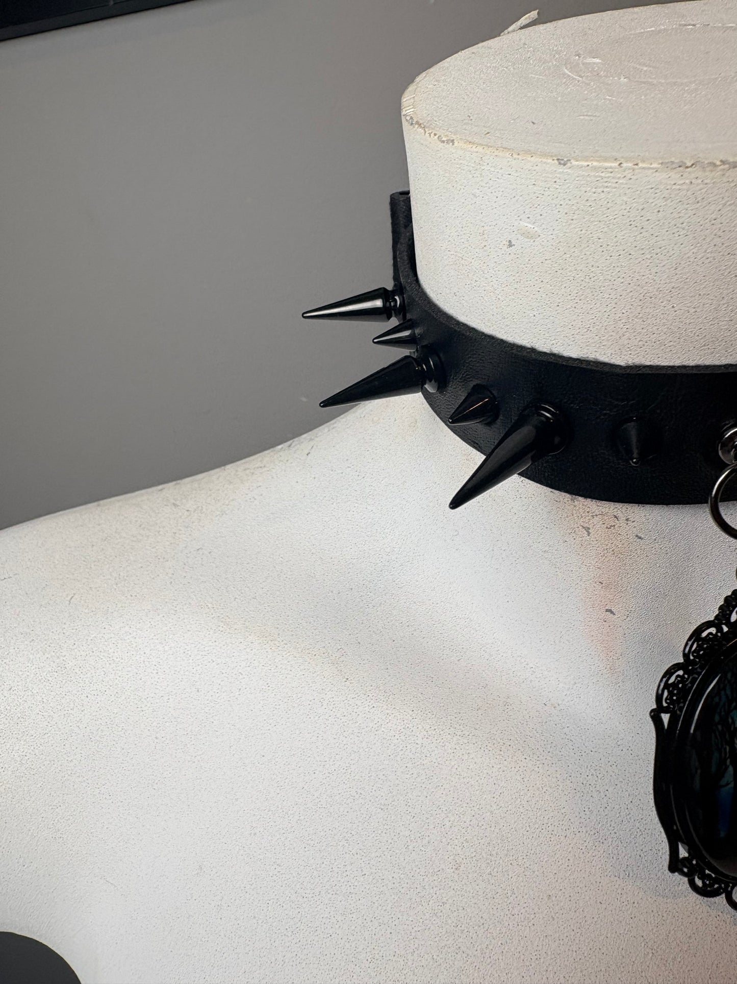 Chocker total black con ciondolo