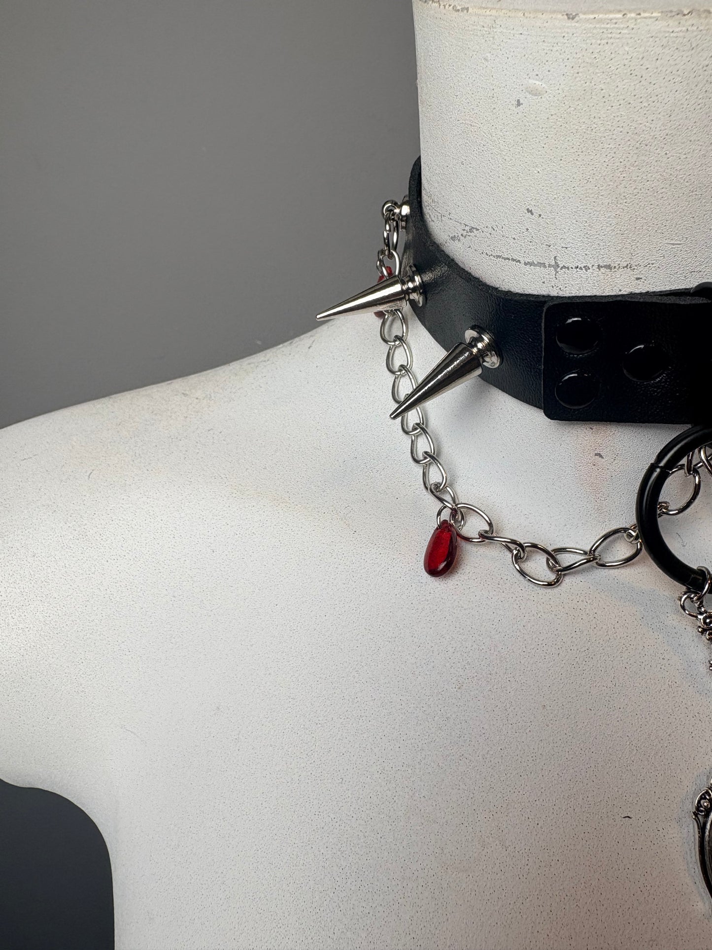 Chocker nero con pietra rossa e catene