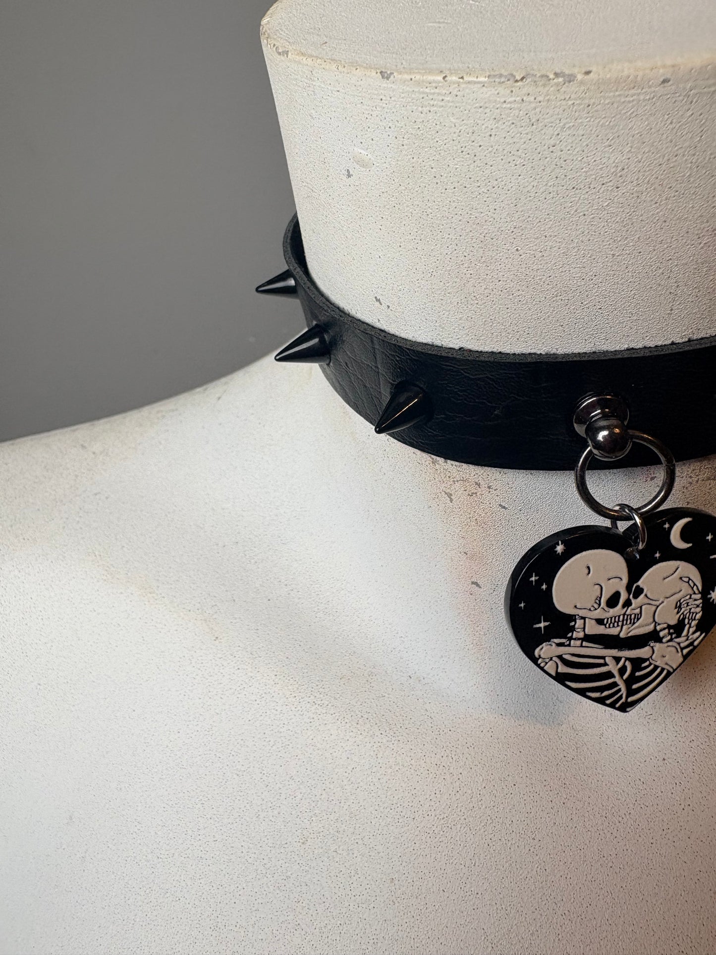 Chocker girocollo con ciondolo a cuore