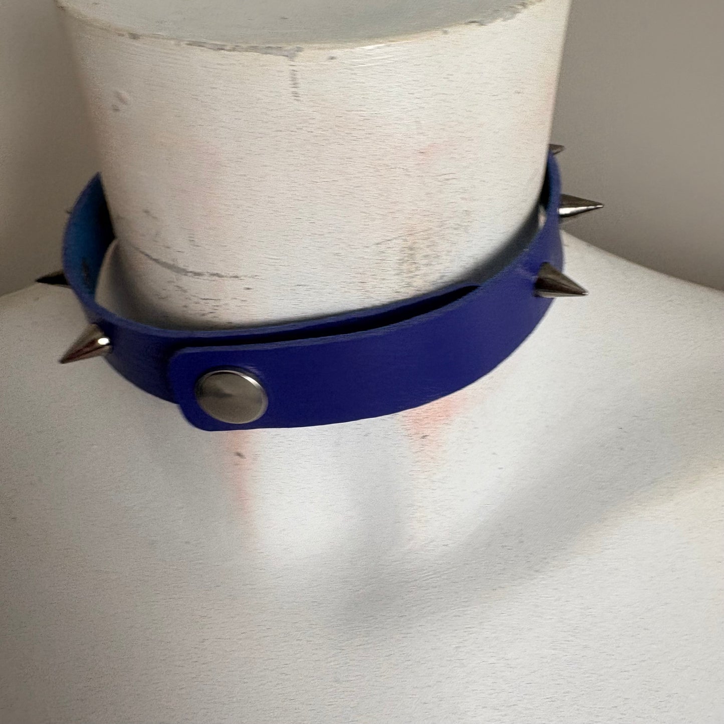 Chocker blu con ciondolo di Sonic