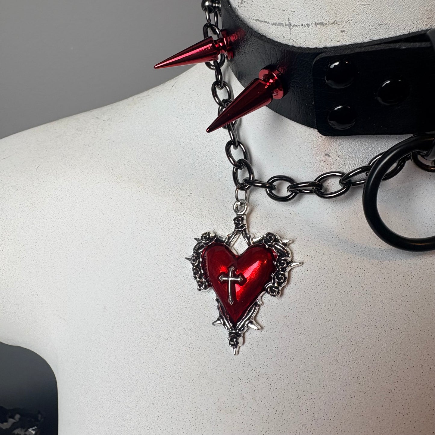 Chocker nero con cuori rossi