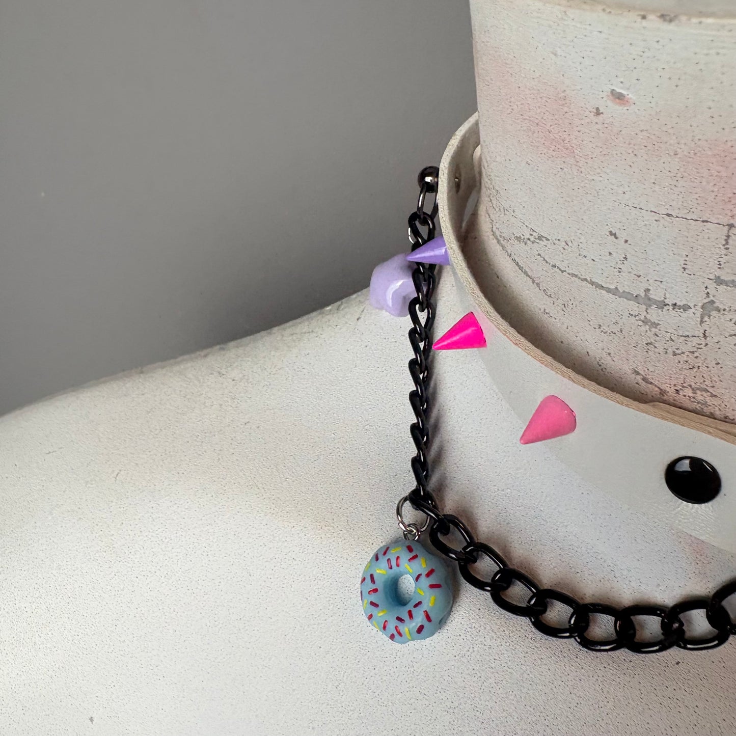 Chocker bianco con ciondoli