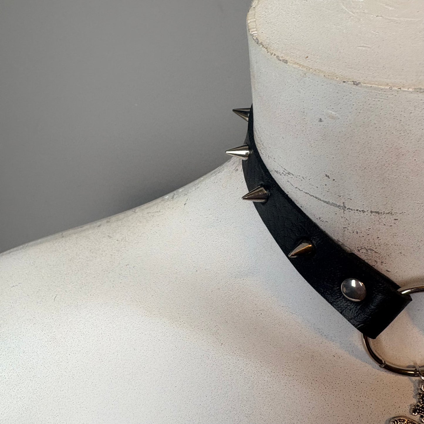 Chocker con borchie e ciondolo di falena e croce