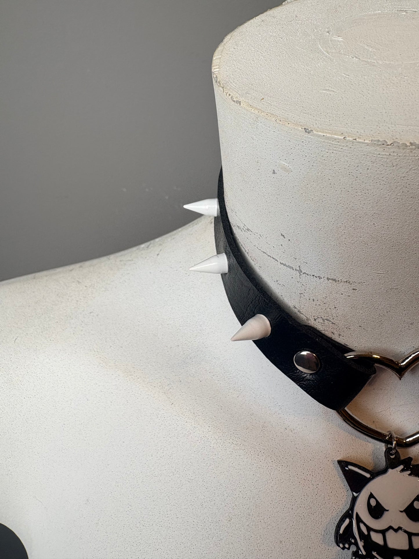 Chocker bicolore bianco e nero con ciondolo di Pokemon