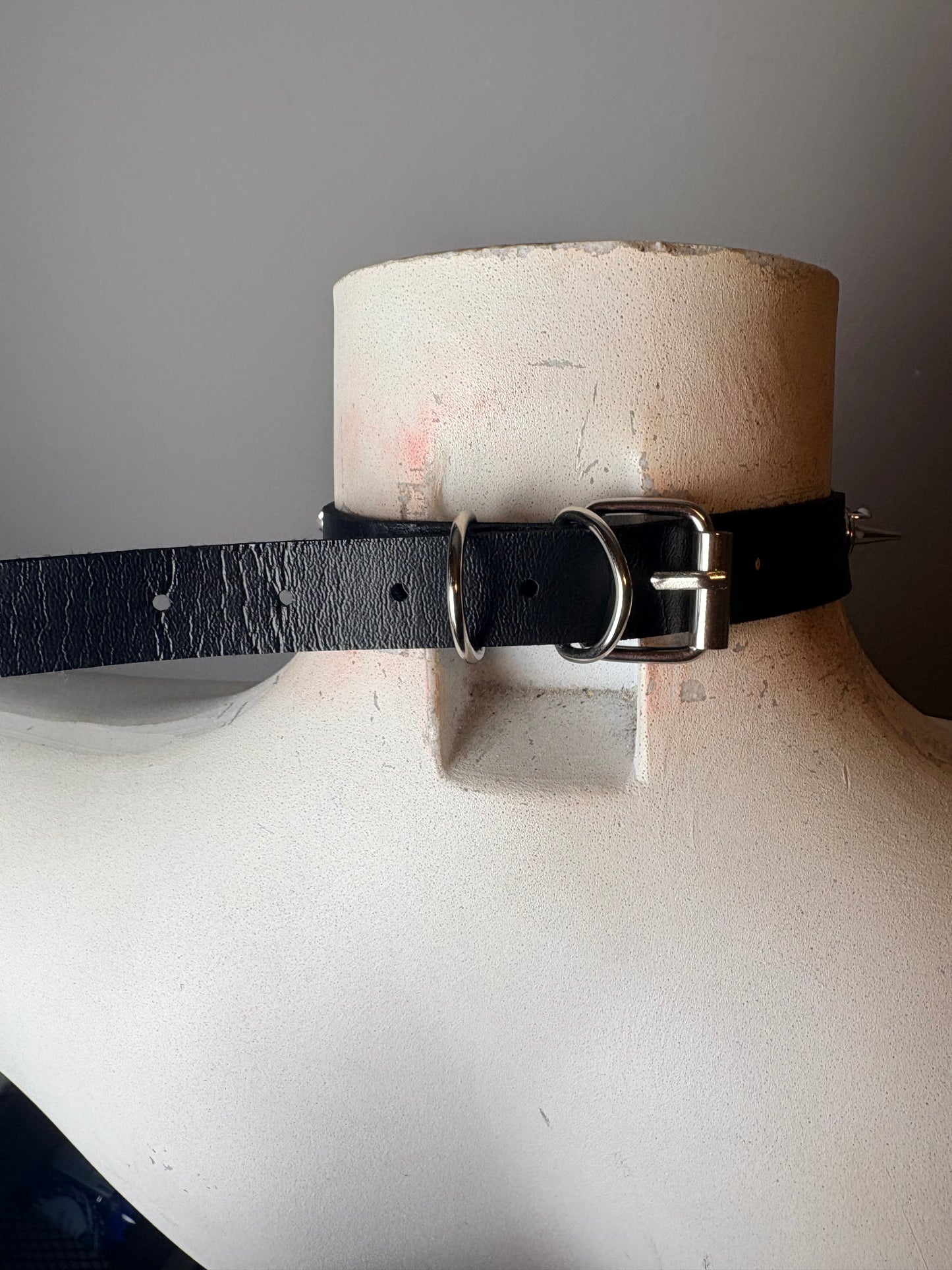 Chocker nero con ciondolo di falena