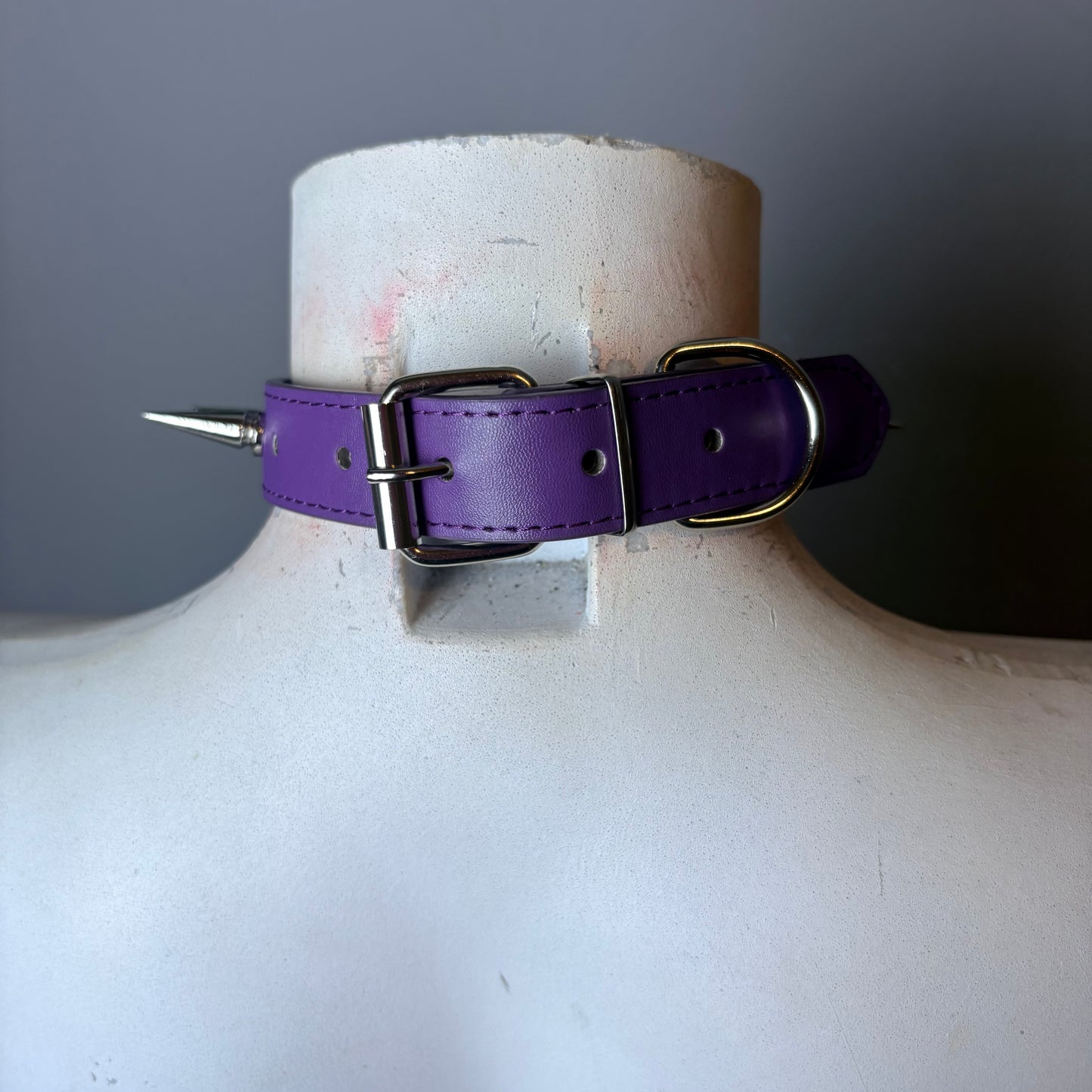 Chocker con scritta “acida” e cerchio