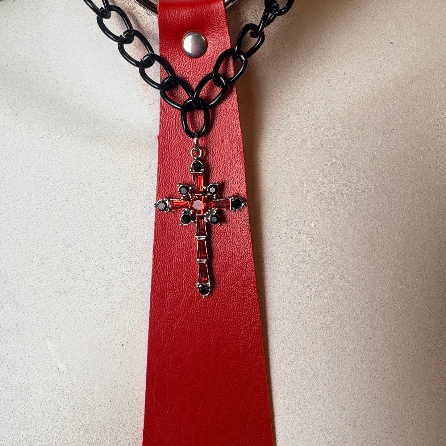 Cravatta rossa con croce e catene