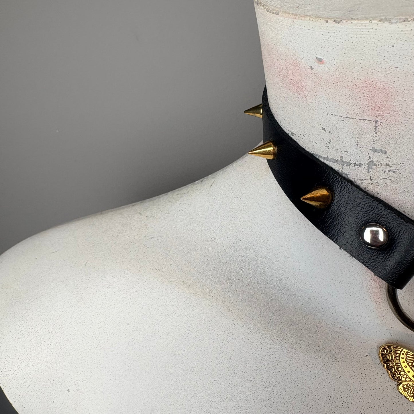 Chocker con falena oro e borchie oro