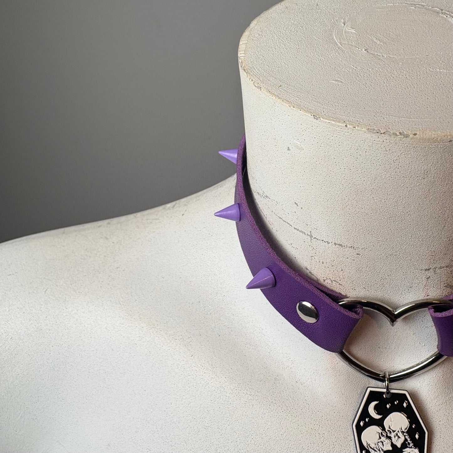 Chocker viola cuore e borchie lilla