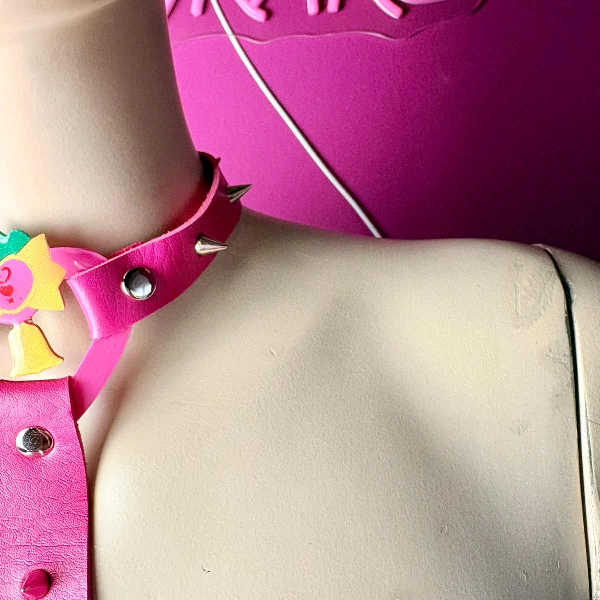 Collana fucsia a cravatta Mew Mew