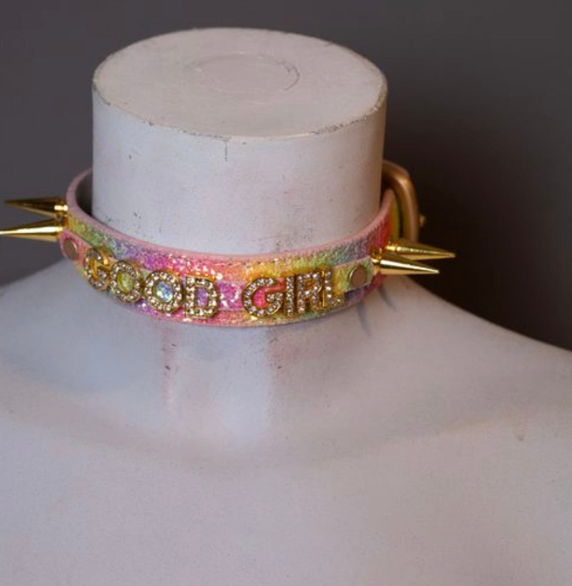 Chocker arcobaleno con scritta “good girl”