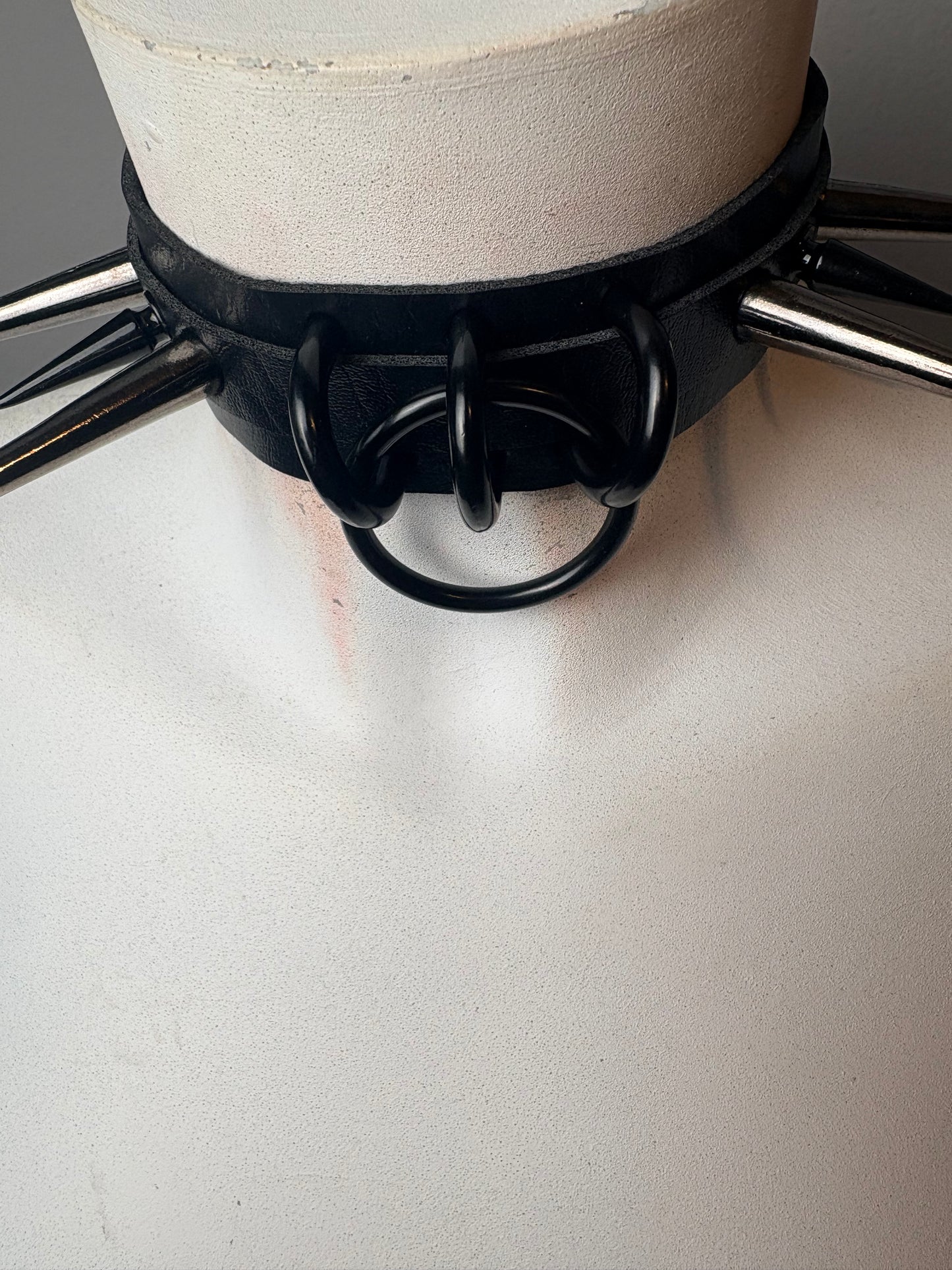 Chocker total black con borchie e cerchio