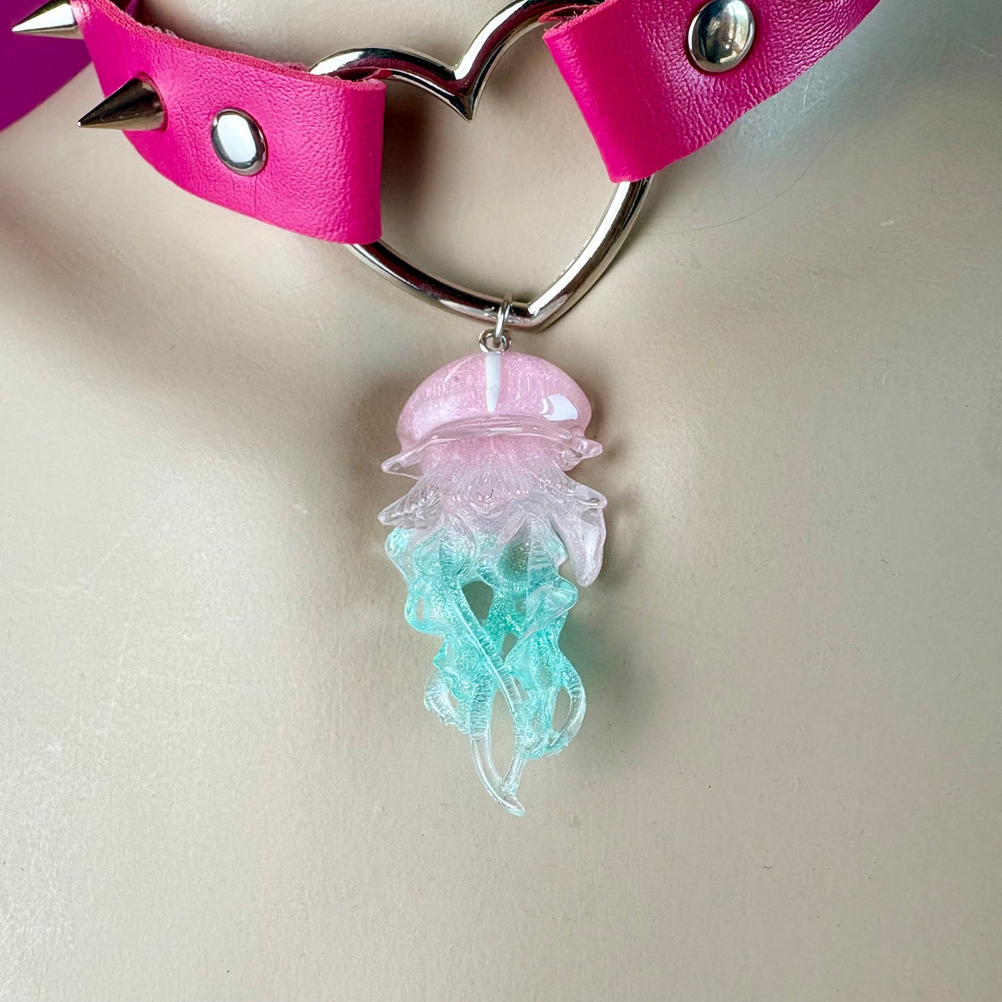 Chocker fucsia con ciondolo medusa