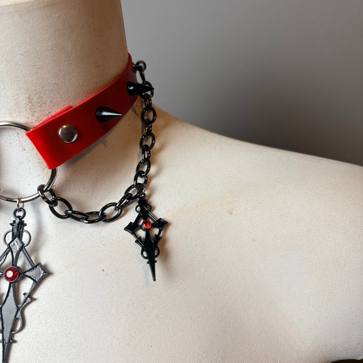Chocker rosso con ciondoli pendenti di 2 misure e catene