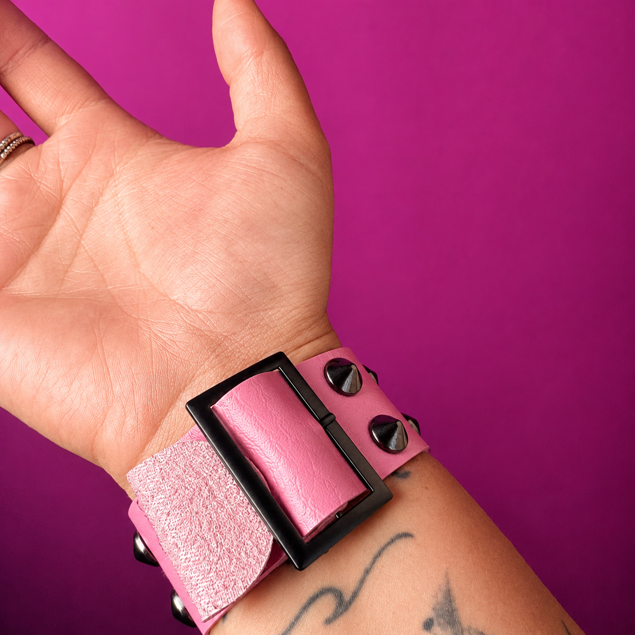 Braccialetto rosa con borchie